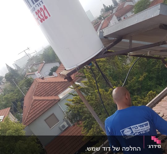 דוד שמש מותקן על גג, איש מקצוע בעבודה
